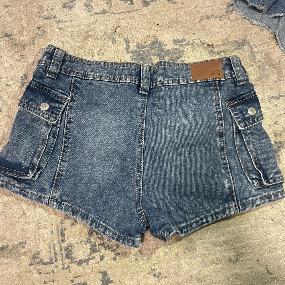 Aeropostale Medium Wash Denim Low Rise Cargo Shorts - Picture 3 of 3